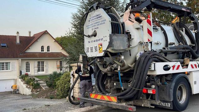 Le Processus d'une vidange de fosse septique à Mandres-les-Roses expliqué